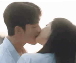 Queen of Tears tung loạt cảnh hôn bị cắt của Kim Soo Hyun - Kim Ji Won, ngọt như yêu thật khiến netizen tiếc nuối