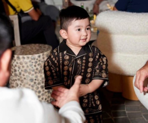 Con trai sao nam Vbiz ngậm thìa vàng từ nhỏ: 2 tuổi đã phủ kín toàn đồ hiệu, du lịch sang chảnh khắp nơi