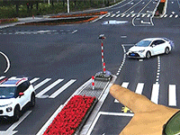 Người dân hốt hoảng cứu tài xế mắc kẹt trong chiếc xe bị lật