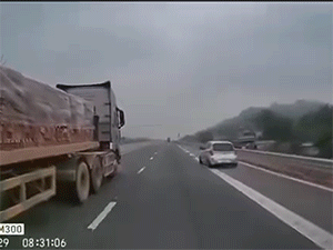 Dân mạng phẫn nộ với cách nhập làn của xe con trên cao tốc