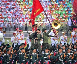 'Em bé tượng đài Điện Biên' tỏa sáng giữa rừng cờ hoa và chiến sĩ - Bức ảnh nói lên ngàn thông điệp