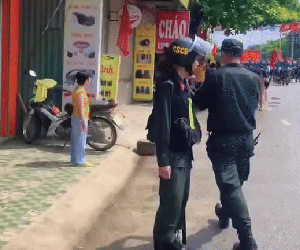 Đang diễu hành thấy em bé khuyết tật vẫy chào, anh CSCĐ rút vội 'bảo bối', hành động sau đó cực bất ngờ