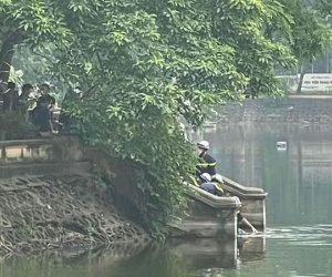 Phát hiện thi thể nữ sinh đeo ba lô chứa nhiều gạch nổi trên hồ Láng, Hà Nội