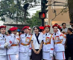 Nhan sắc hot girl Lào đến Điện Biên, chụp ảnh cùng bộ đội Việt