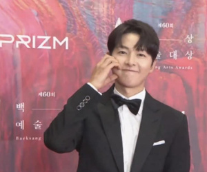 Song Joong Ki gây tranh cãi ngay trên thảm đỏ Baeksang 2024 vì 1 hành động, dân tình mỉa mai 'tưởng làm vậy là dễ thương'