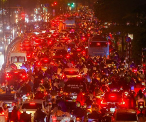 Mưa lớn đúng giờ tan tầm, người Hà Nội chật vật vượt ùn tắc ‘tìm đường’ về nhà