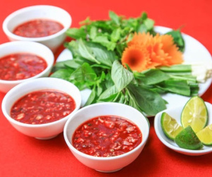 Tiết canh - Món ăn 'khoái khẩu' tiềm ẩn nhiều mầm bệnh nghiêm trọng