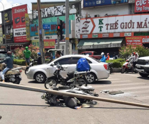 Trụ đèn trên cầu vượt rơi xuống đường đè trúng cô gái chạy xe máy ở TP.HCM