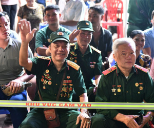 Xếp hàng từ tinh mơ ngồi chờ xem diễu binh mừng 70 năm Chiến thắng Điện Biên Phủ