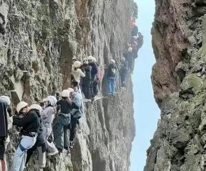 Nhóm du khách Trung Quốc mắc kẹt trên vách núi do quá tải