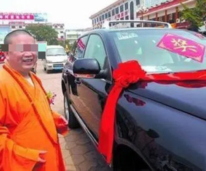 Sư trụ trì lái xe Audi, đeo đồng hồ hiệu, giấu 2 tỷ dưới áo cà sa 'sa lưới', bí mật 16 năm hé lộ