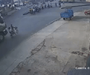 Bé gái lớp 2 được bà chở đi học bị xe tải cán tử vong: Đoạn clip 13 giây ghi lại khoảnh khắc thương tâm