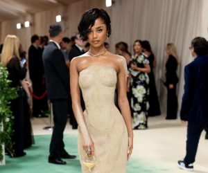 Tại Met Gala 2024, một nữ ca sĩ diện thiết kế váy không thể bước đi, phải có người bế lên thảm đỏ