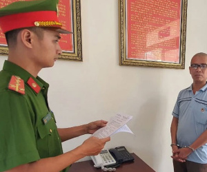Bị vợ tát, người đàn ông dùng dao đâm vợ rồi tự sát