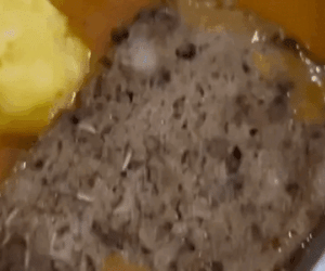 Khách phát hiện dòi bò lúc nhúc trong bánh mì chảo: Đại diện quán nói gì?