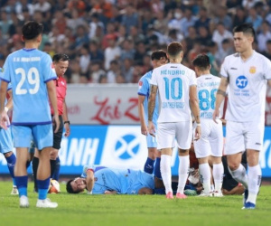 Tiến Linh chấn thương đau đớn, mếu máo như khóc rời sân trong ngày tân HLV Kim Sang-sik dự khán
