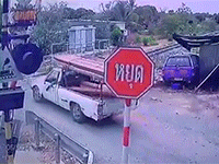 Rào chắn gặp sự cố khiến bán tải gặp nạn với đoàn tàu hỏa