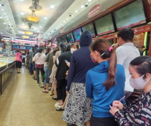 Người Hà Nội đổ xô mua bán vàng