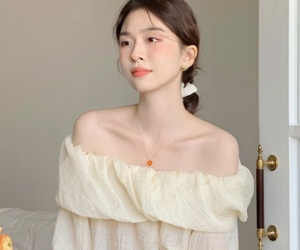 Kiểu áo trễ vai đáng sắm nhất trong mùa hè: Diện được 2 kiểu, từ thanh lịch đến gợi cảm