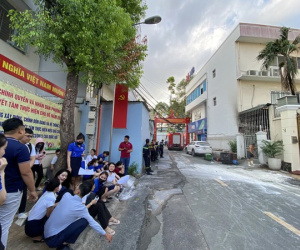 TPHCM: Cháy phía sau ngân hàng MBbank, nhân viên tháo chạy tán loạn