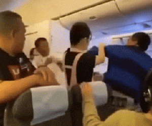 Video: Hai người đàn ông lao vào đánh nhau vì bị giành mất ghế