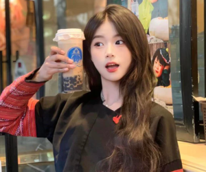 Cô gái livestream bán áo đang hot bị đồn thổi thất thiệt với PewPew là ai?