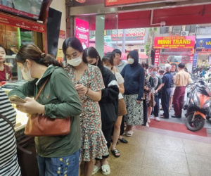 Giá vàng miếng SJC 'điên loạn', ai hưởng lợi?