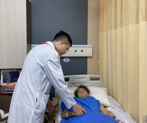 Bố nữ bác sĩ bị kính đổ vào người: Con tôi còn muốn ra nước ngoài học Tiến sĩ, giờ nằm thở cũng khó nhọc
