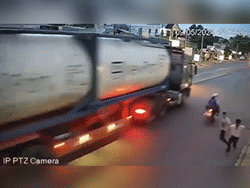 Hai thanh niên đi trộm xe bị 'tóm' một, dân mạng thích thú với cách kẻ gian bị bắt tại trận