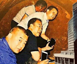 Cảnh sát theo dõi, đột kích khách sạn tiền tỷ của 1 nông dân nghèo: 9 người bị bắt, nhiều báu vật vô giá hơn 2.000 năm tuổi được tìm thấy