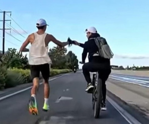Uống chai nước bố đưa khi đang chạy, nhà vô địch marathon bị tước HCV trong cay đắng