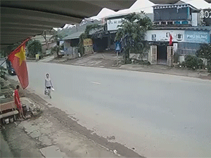 Xe tải đi như 'mơ ngủ' tông người phụ nữ đi bộ ven đường