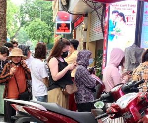 Dân xếp hàng mua vàng từ sớm, tiệm vàng ngừng bán, chỉ mua vào