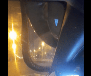 Đang ngồi trong taxi, tài xế chứng kiến cảnh tượng nổi da gà