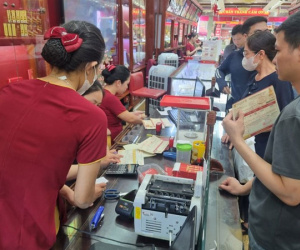 Giá vàng như ‘lên đồng’, có tiền cũng không mua được