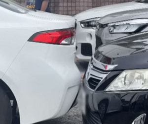 Đỗ ô tô kiểu 'tréo ngoe' khiến 7 chiếc xe khác không ra được, người phụ nữ phải trả giá đắt