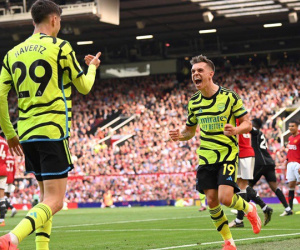 Đánh bại MU, Arsenal đòi lại ngôi đầu bảng