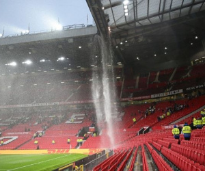 Trong ngày MU 'sụp đổ' trước Arsenal, mái che sân Old Trafford cũng bất ngờ đổ sụp, mưa trút xuống như thác
