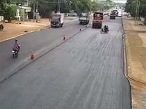Qua đường bất cẩn không quan sát, bà khiến cháu tử vong thương tâm dưới bánh xe lu