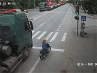Xe con đi ẩu gây tai nạn cho xe máy, đáng phẫn nộ nhất là hành động của tài xế khi thấy người hai bên đường giúp đỡ nạn nhân