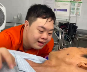 Câu hỏi của con trai mắc bệnh Down khiến cha đang nằm viện 'cười mãi không thôi'