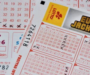 Trúng số độc đắc nhưng giấu vợ để lén gửi tiền cho em gái và vợ cũ