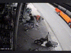 Container bốc cháy, va chạm giữa 4 phương tiện khiến 10 người bị thương: Camera 'bóc' khoảnh khắc 8 giây