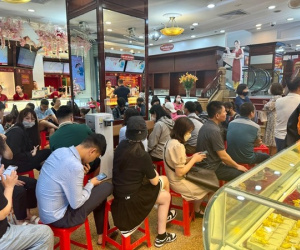 'Giá vàng rồi sẽ tăng lại': Câu thần chú của những người lướt sóng khi giá như 'tàu lượn siêu tốc'