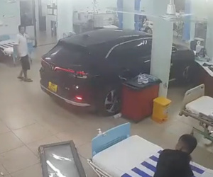 Hy hữu ô tô lao thẳng vào phòng cấp cứu Bệnh viện Nhi đồng