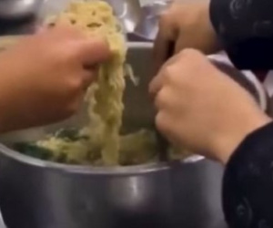 Vụ 11 học sinh ăn 2 gói mì tôm chan cơm: Hiệu trưởng bị khai trừ ra khỏi Đảng
