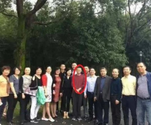 Đến buổi họp lớp, Jack Ma chụp một bức ảnh cũng gây bão mạng xã hội: Người xem gật gù 'người này xứng đáng nhận sự kính nể'