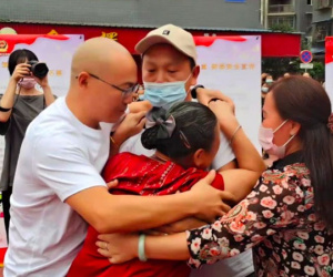Tìm được gia đình sau 30 năm bị bắt cóc, người đàn ông ngã quỵ: 'Cha! Cuối cùng con đã về'