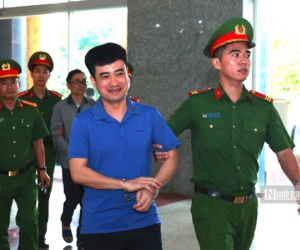 Xử phúc thẩm vụ Việt Á: Phan Quốc Việt cười tươi khi được dẫn tới toà