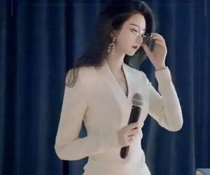 Bộ đầm vest của cô giáo lộ 1 chi tiết gây tranh cãi: Lớp học chật kín sinh viên nhưng phụ huynh rất lo ngại